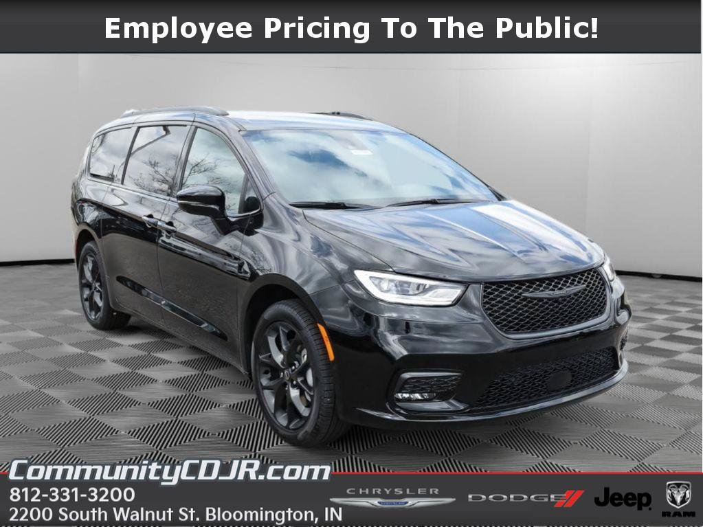 New 2026 Chrysler Pacifica Select w/ S Appearance Package AWD/4WD image 1