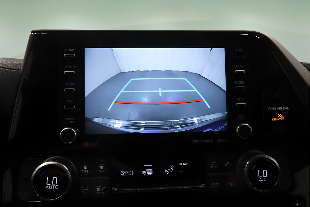 Used 2021 Toyota Highlander LE FWD image 22