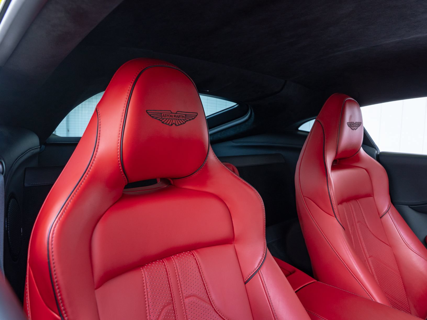 Used 2025 Aston Martin V8 Vantage Coupe RWD image 32