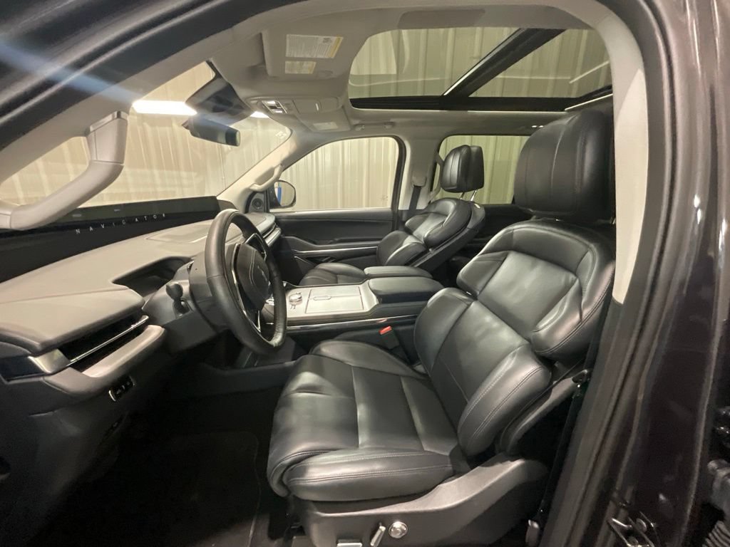 Used 2025 Lincoln Navigator Reserve AWD/4WD image 8
