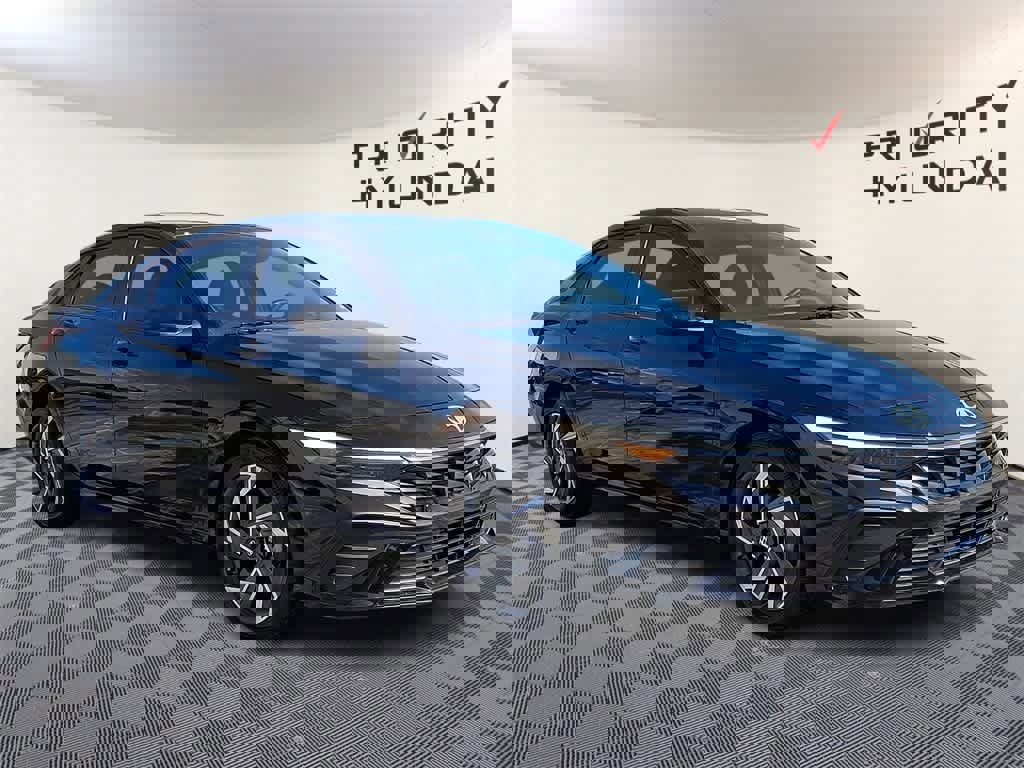 Used 2025 Hyundai Elantra Sport image 3