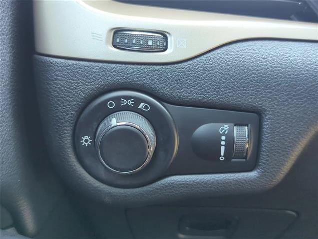 Used 2016 Jeep Cherokee Sport FWD image 16