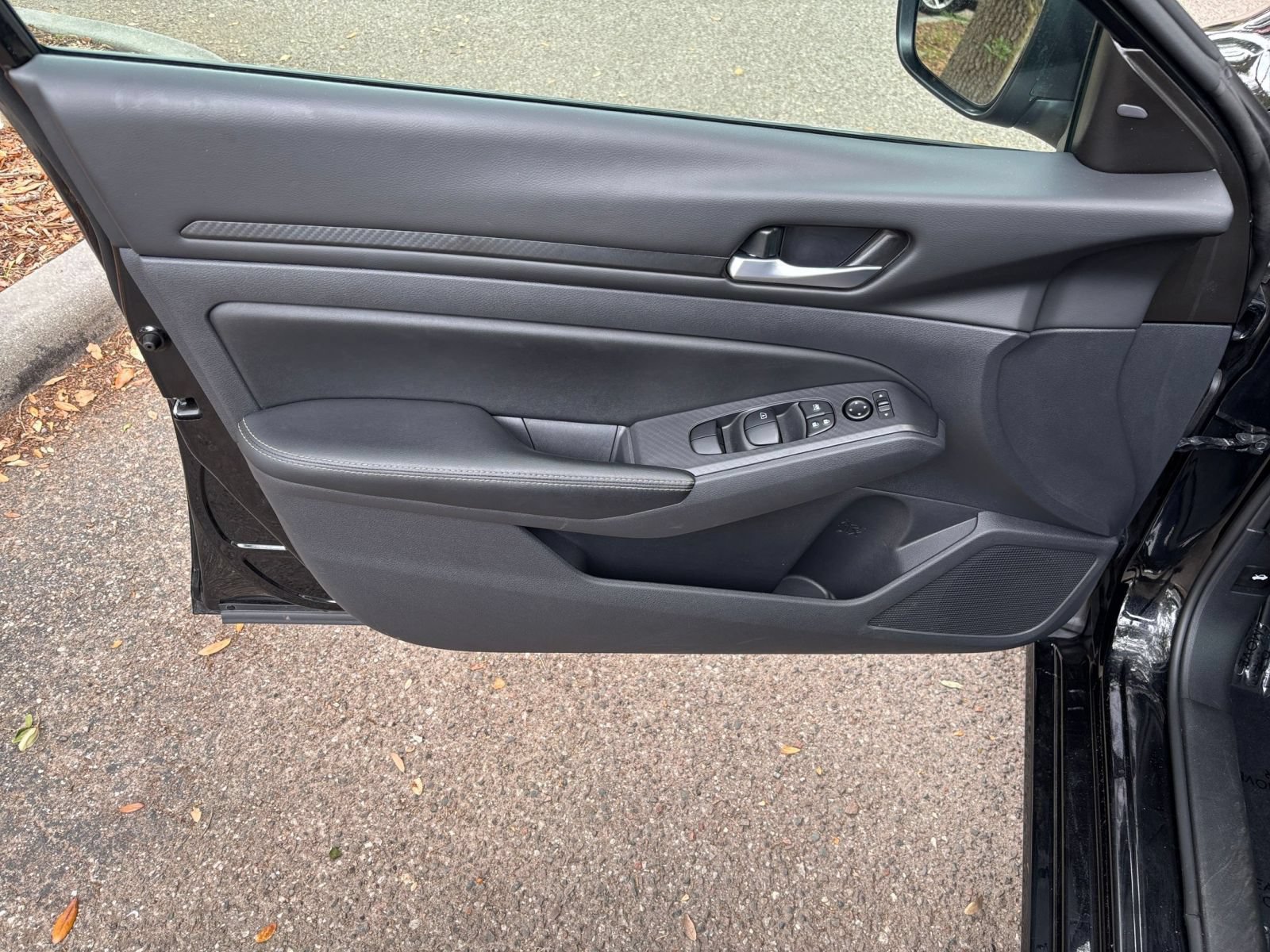 Used 2025 Nissan Altima 2.5 SV FWD image 18