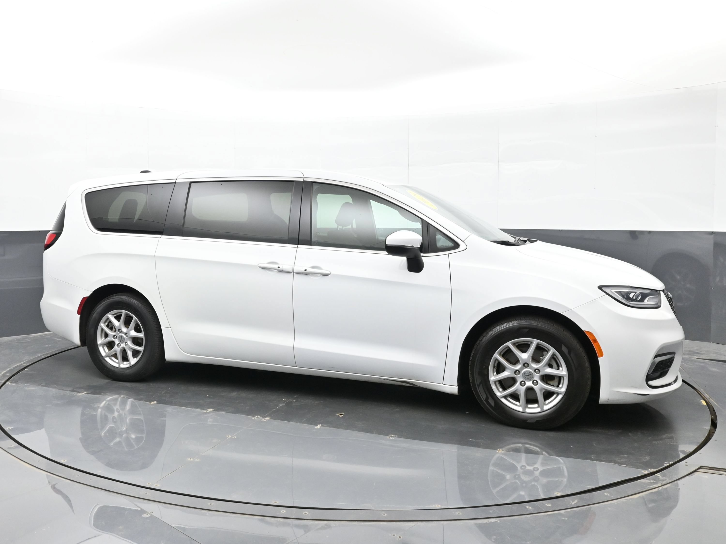 Used 2023 Chrysler Pacifica Touring FWD image 4