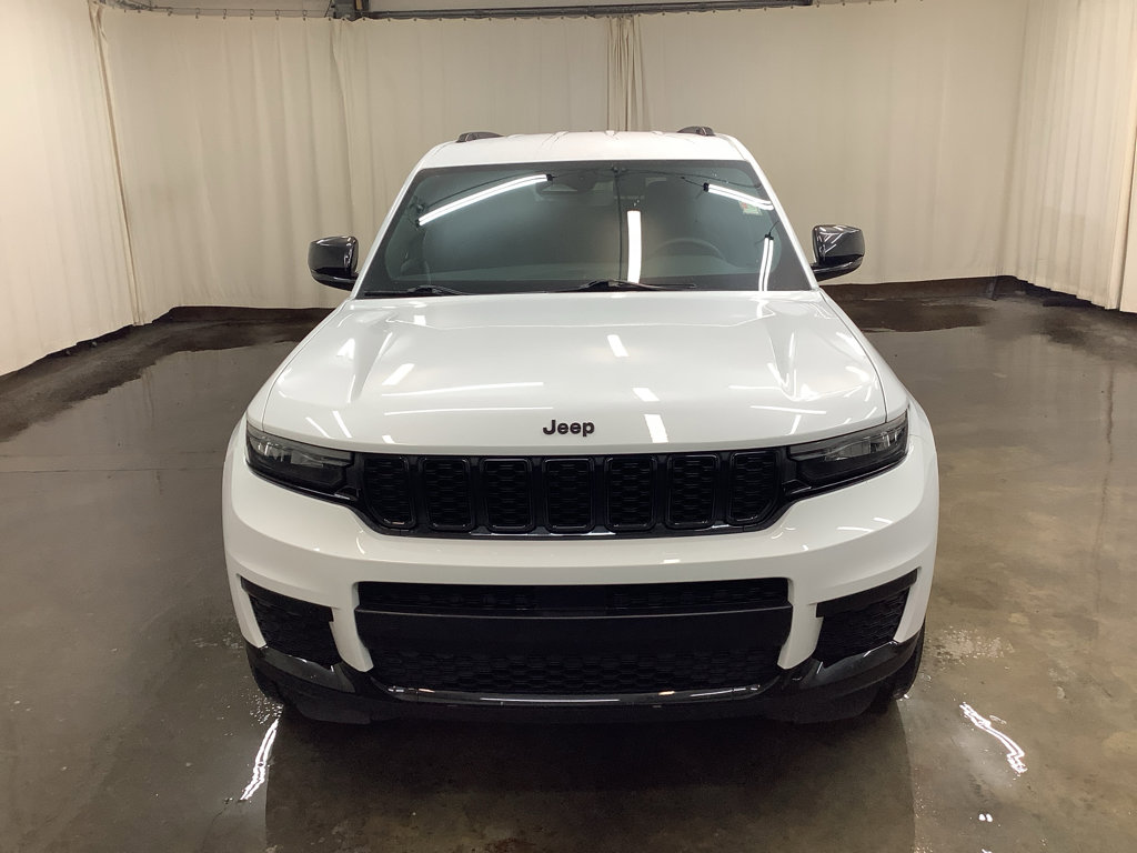Used 2024 Jeep Grand Cherokee L Laredo image 3
