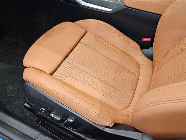 Used 2025 BMW 330i Sedan w/ M Sport Package image 4