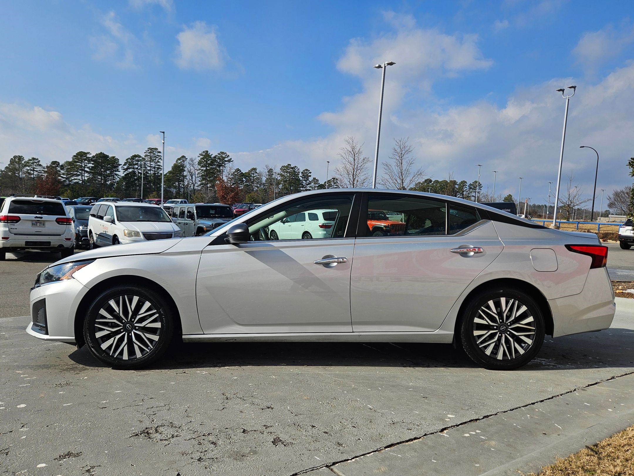 Used 2024 Nissan Altima 2.5 SV image 4