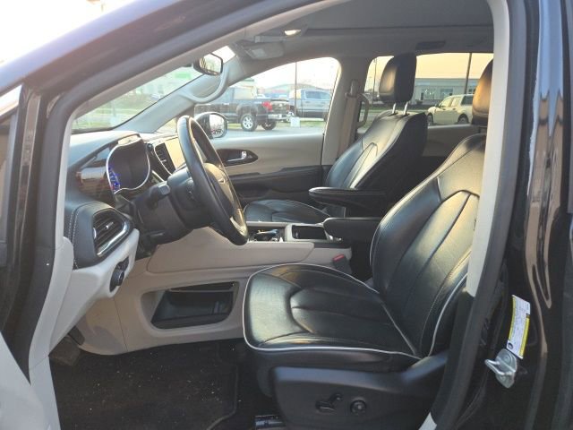 Used 2023 Chrysler Pacifica Limited image 16