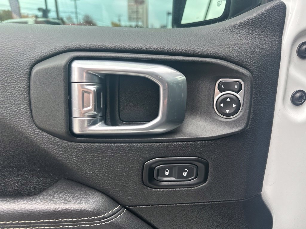 Used 2023 Jeep Gladiator Overland AWD/4WD image 14