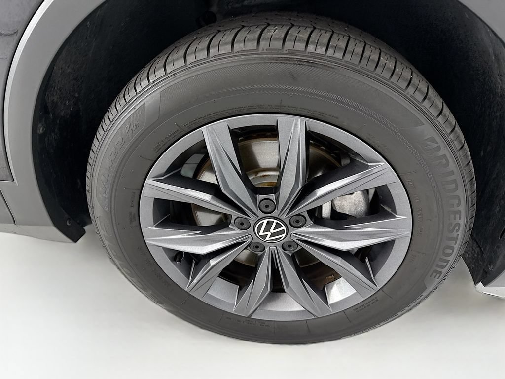 Used 2023 Volkswagen Tiguan SE w/ Panoramic Sunroof Package FWD image 31