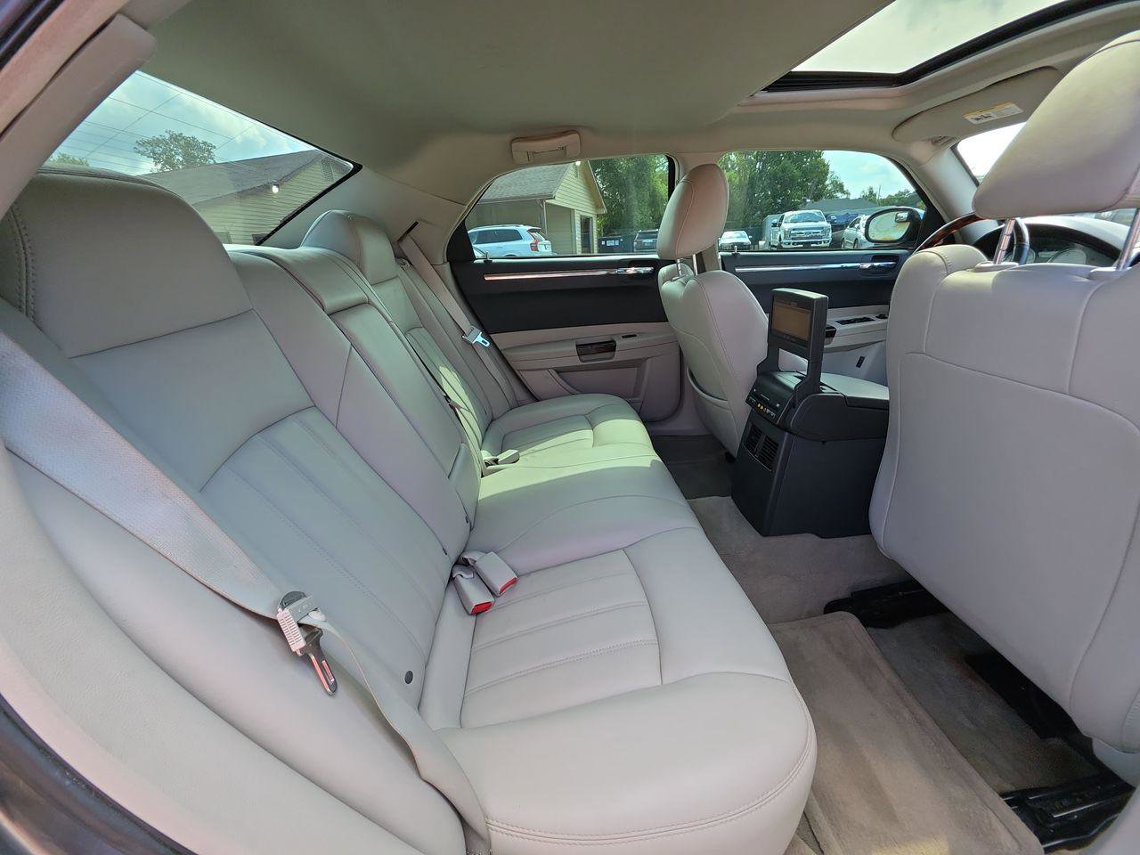 Used 2006 Chrysler 300 C w/ Navigation & Sound Group II image 7