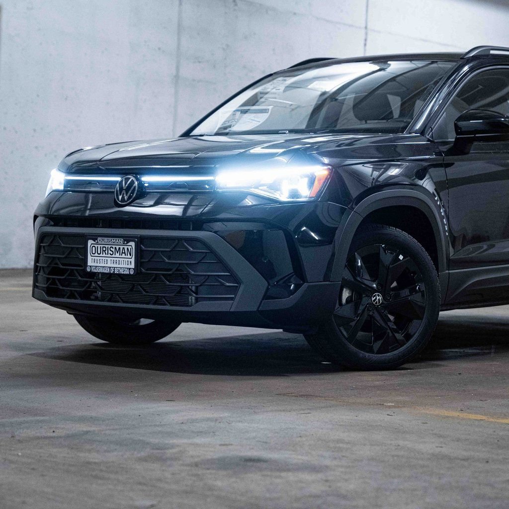New 2026 Volkswagen Taos SE FWD image 2