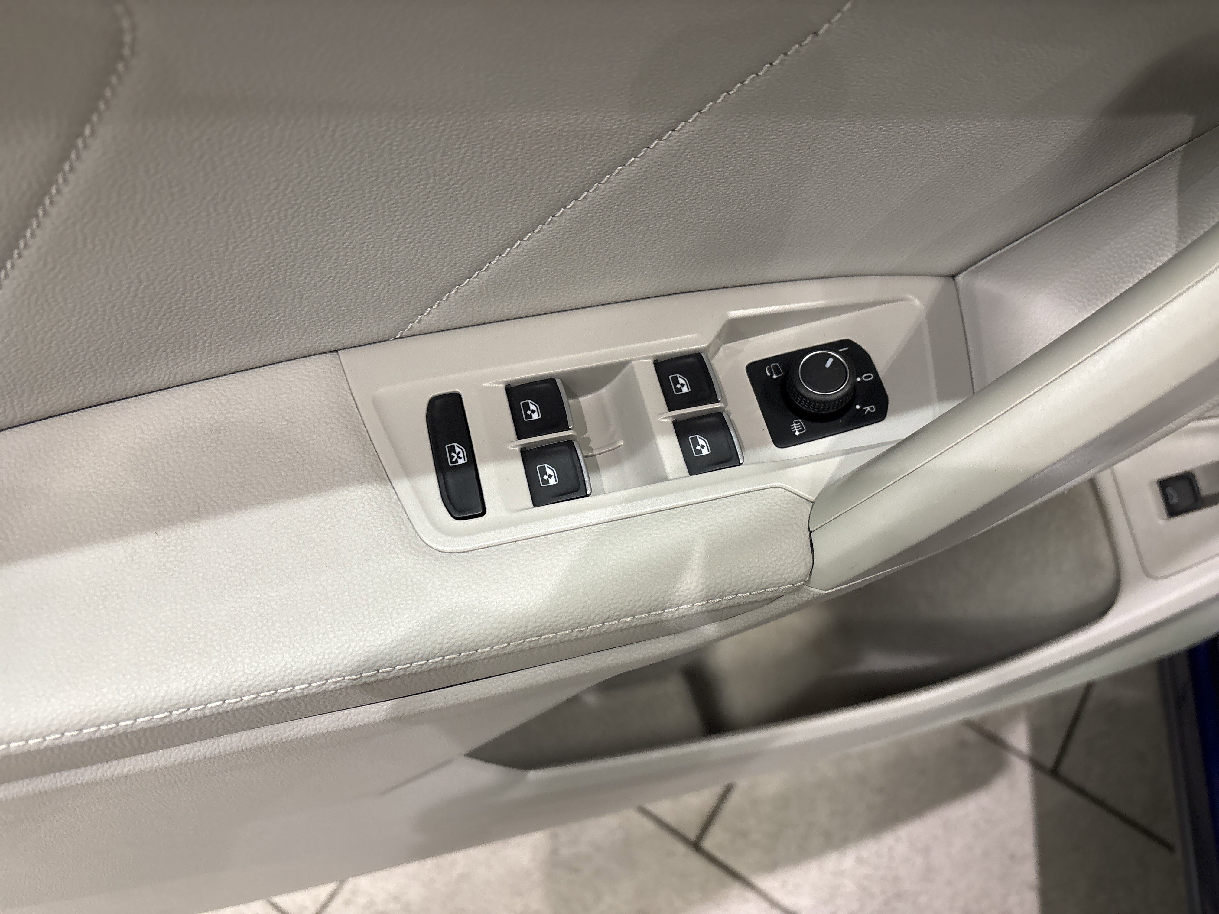 Used 2023 Volkswagen Tiguan SEL R-Line image 9