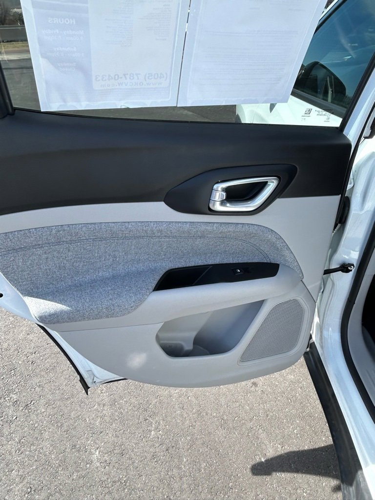 Used 2024 Jeep Compass Latitude image 11