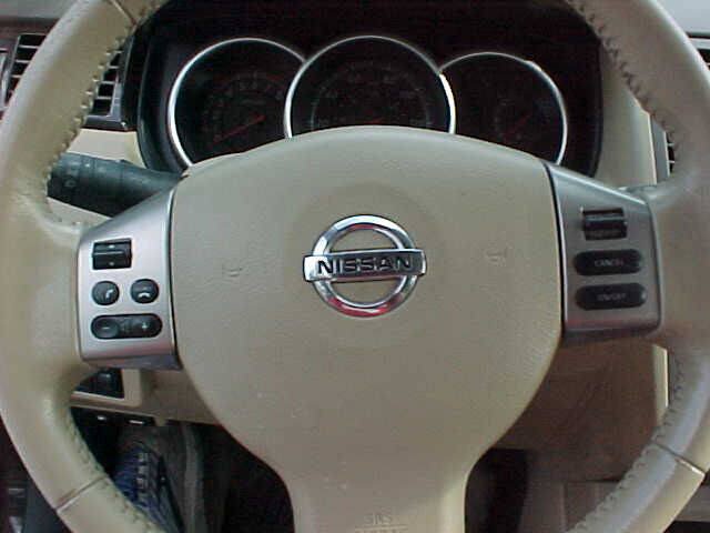 Used 2011 Nissan Versa Hatchback w/ Premium Pkg FWD image 21