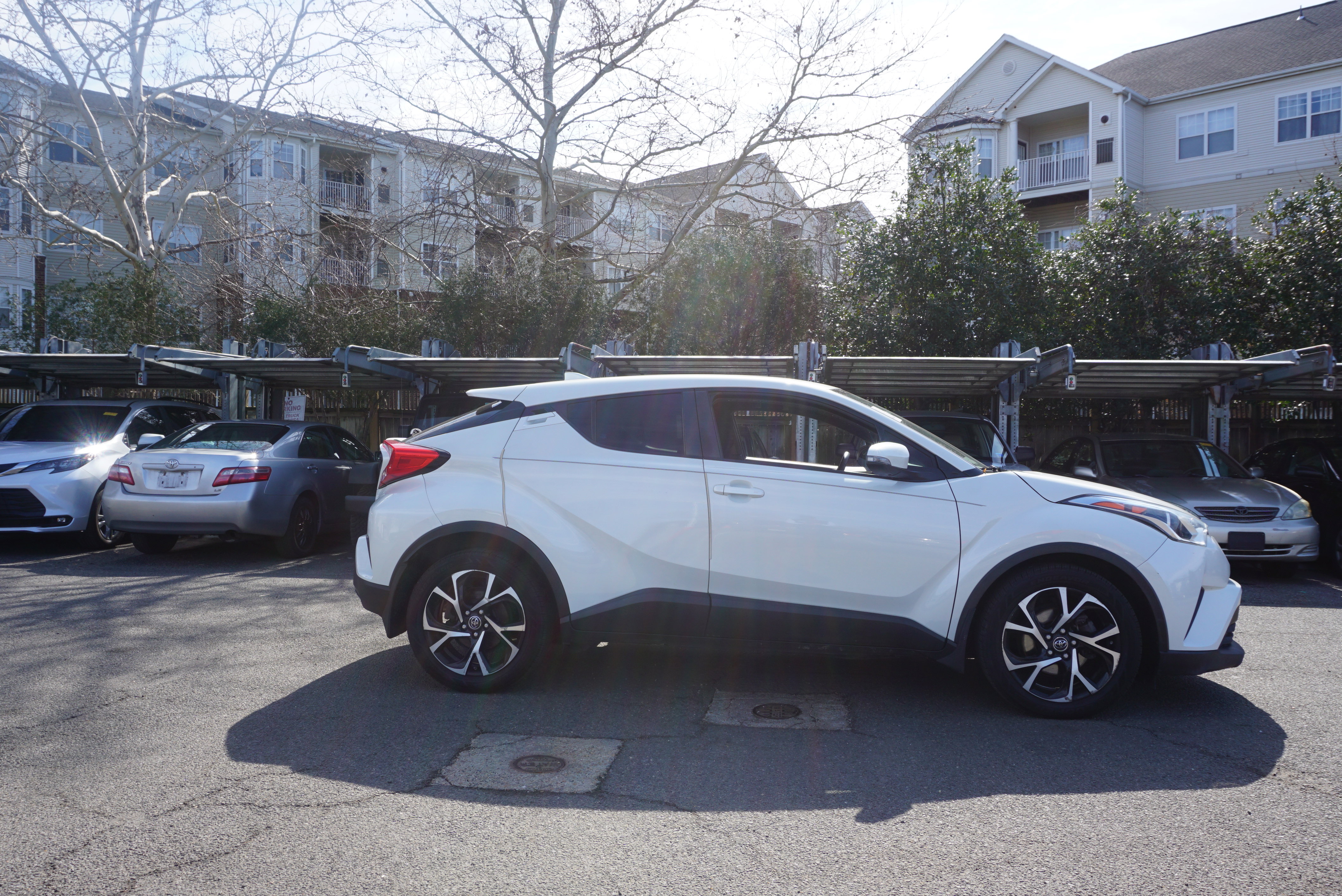 Used 2018 Toyota C-HR XLE image 3