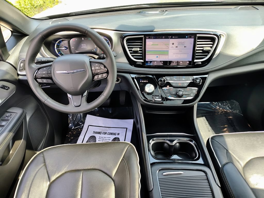 Used 2024 Chrysler Pacifica Premium FWD image 41