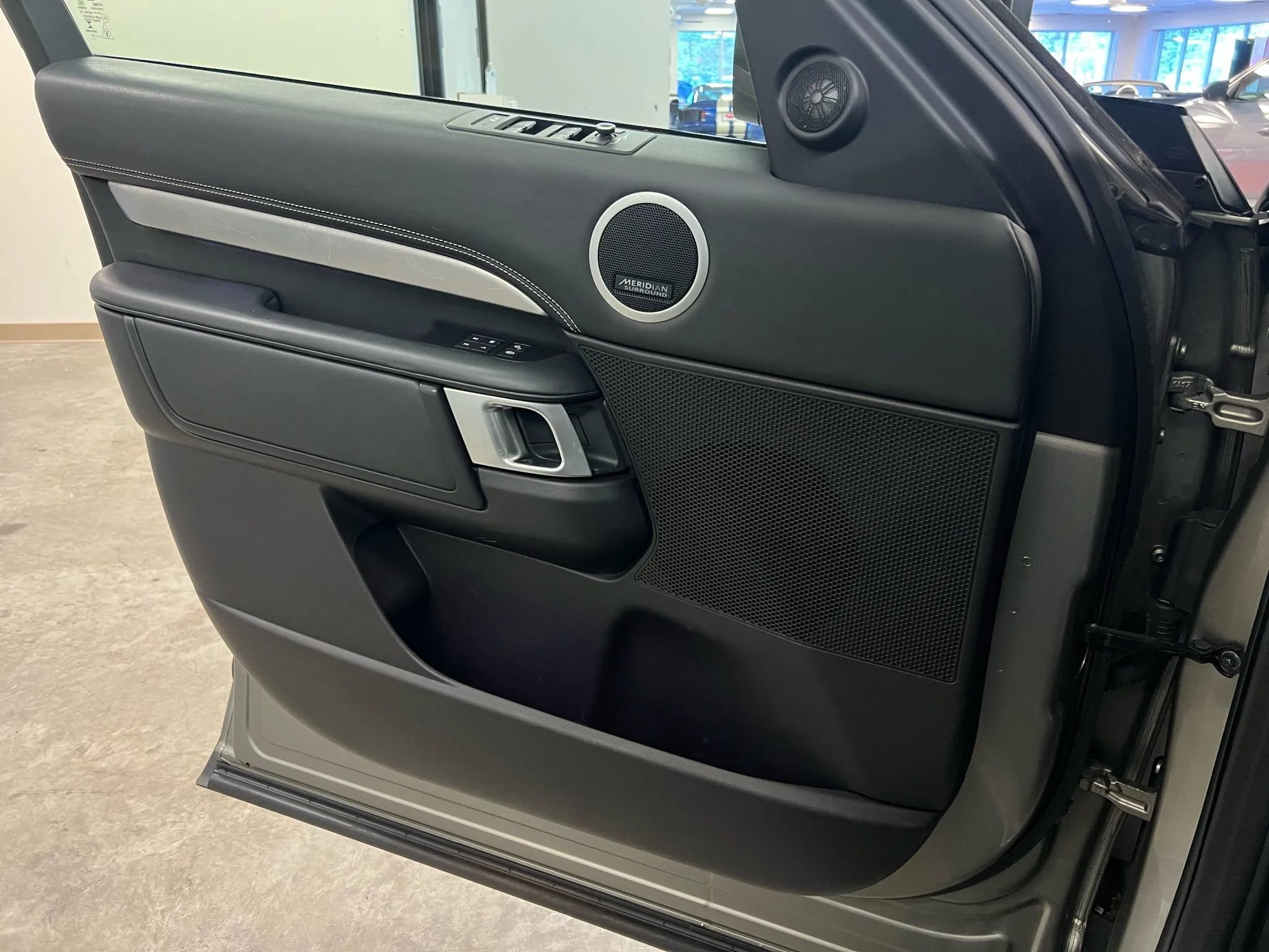 Used 2017 Land Rover Discovery First Edition image 15