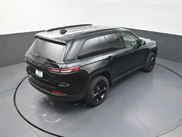 Used 2025 Jeep Grand Cherokee Altitude AWD/4WD image 18