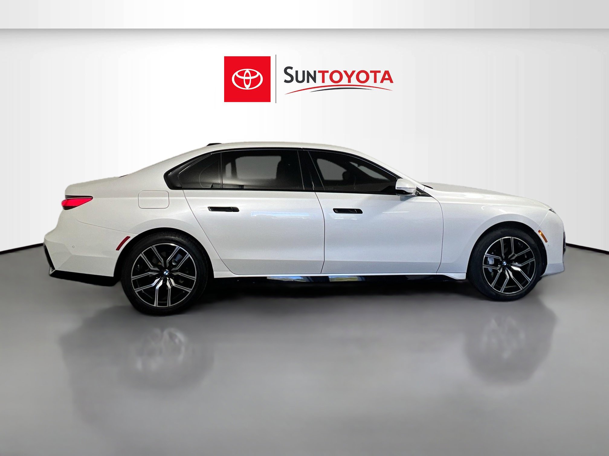 Used 2024 BMW 740i RWD image 2