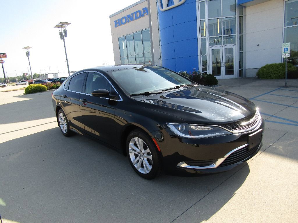 Used 2015 Chrysler 200 Limited w/ Convenience Group FWD image 3