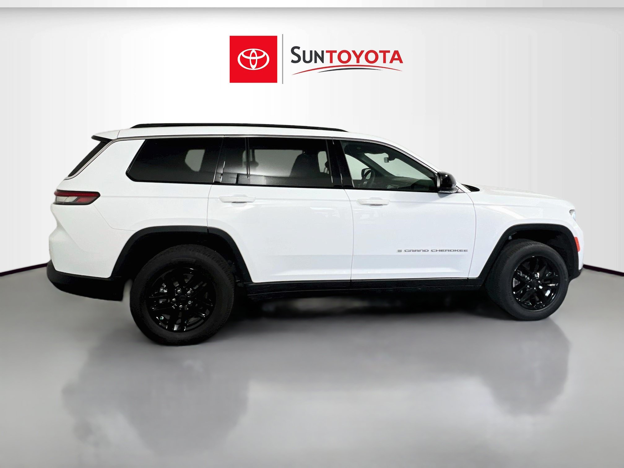 Used 2025 Jeep Grand Cherokee L Laredo RWD image 2