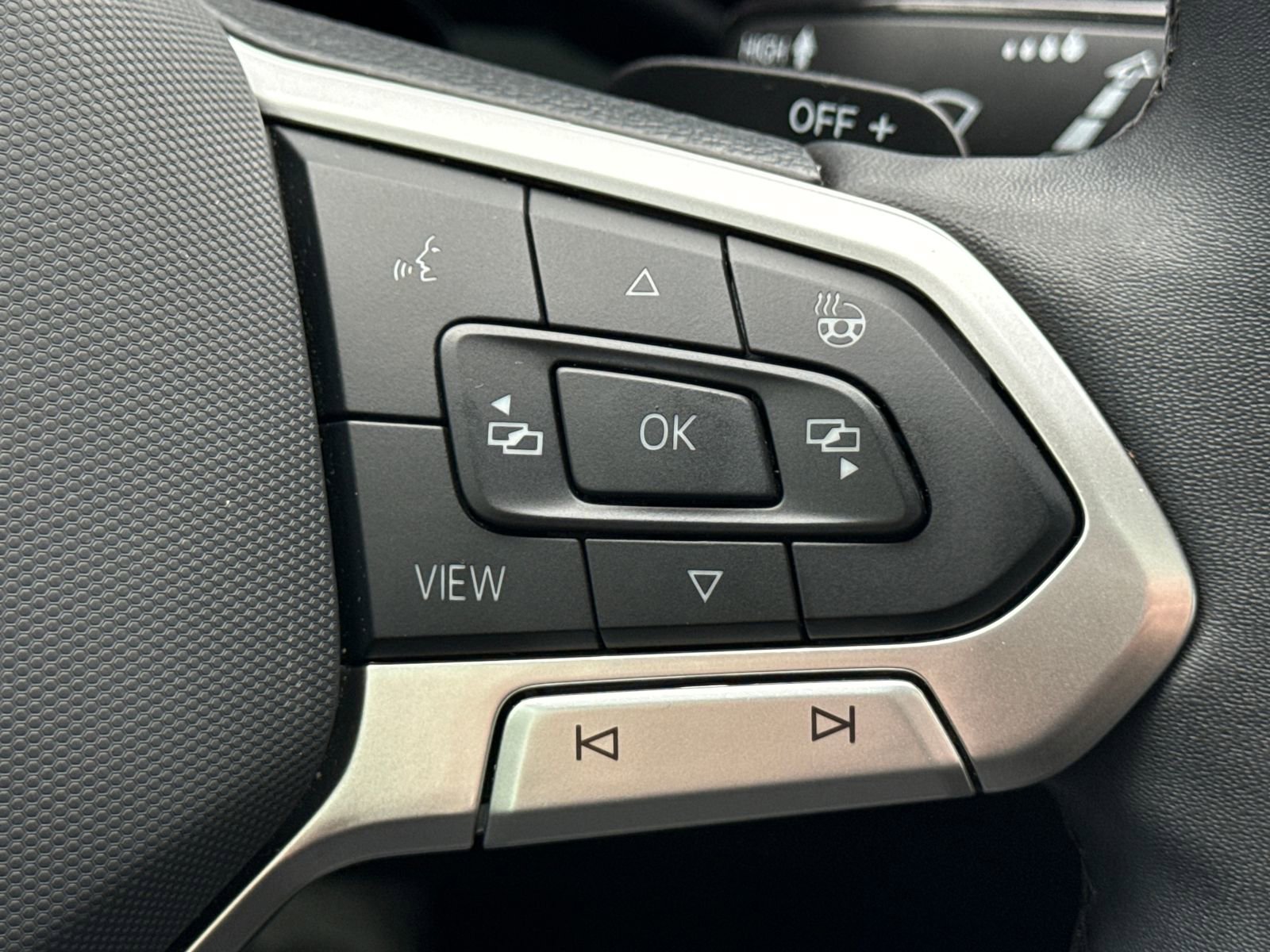 Used 2024 Volkswagen Atlas Peak Edition SE image 32