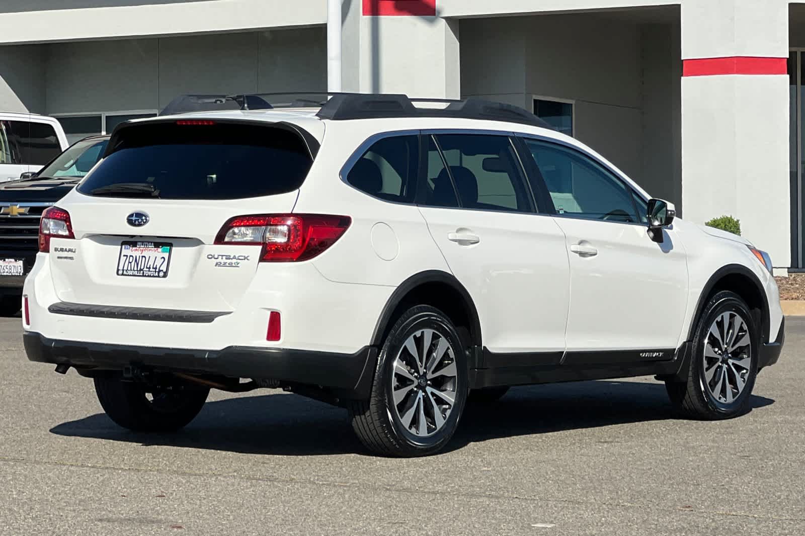 Used 2016 Subaru Outback 2.5i Limited AWD/4WD image 2
