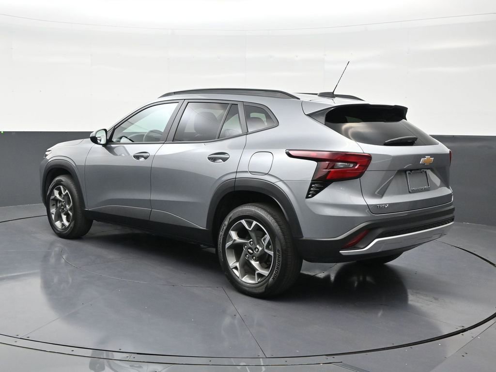 Used 2025 Chevrolet Trax LT FWD image 3