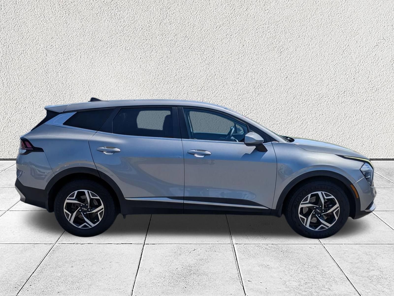 Used 2023 Kia Sportage LX FWD image 2