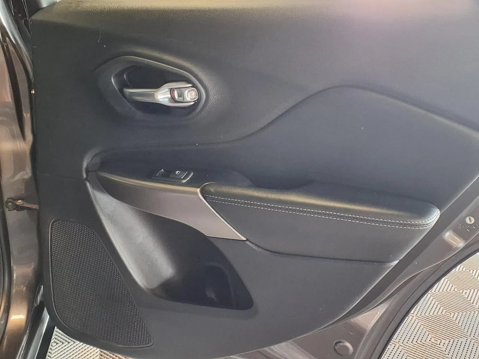 Used 2019 Jeep Cherokee Limited AWD/4WD image 10