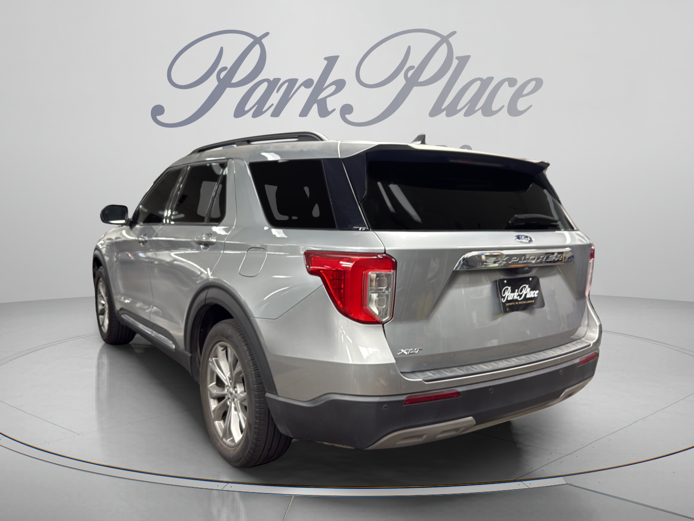 Used 2023 Ford Explorer XLT w/ Equipment Group 202A RWD image 3