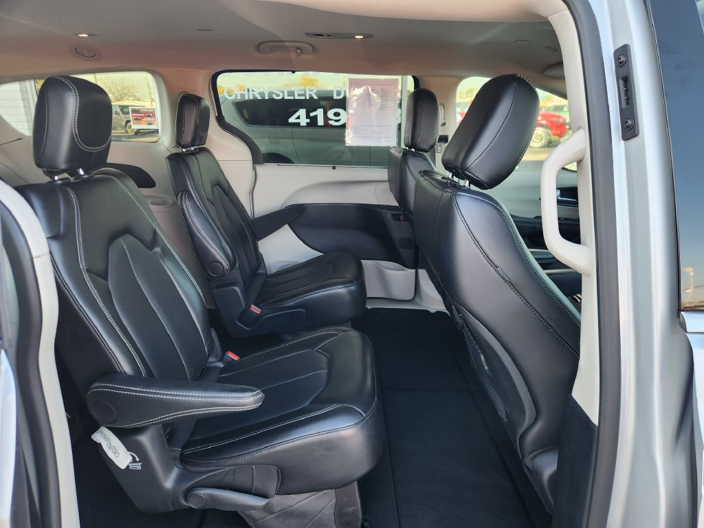 Used 2024 Chrysler Pacifica Touring-L FWD image 12