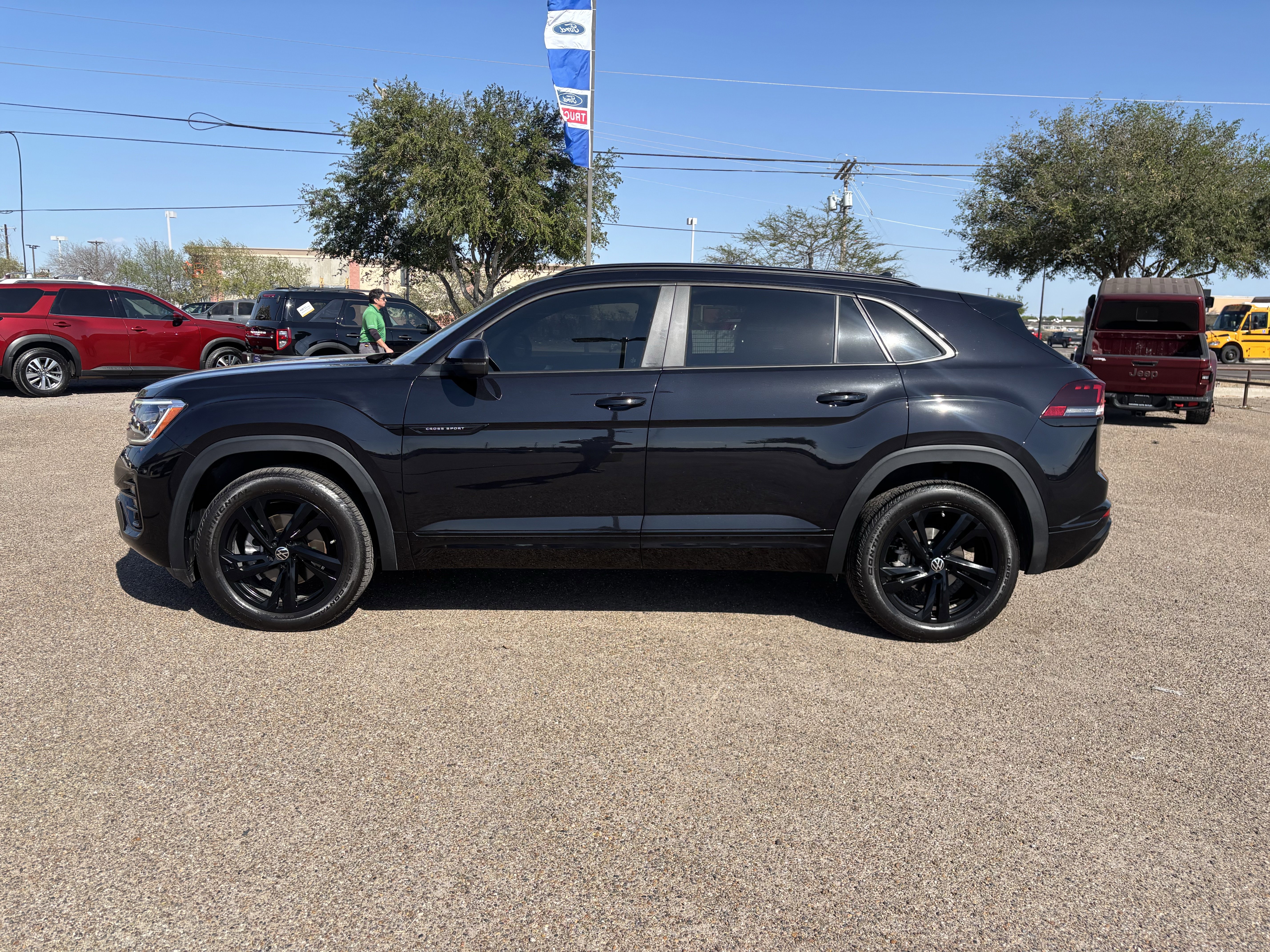 Used 2025 Volkswagen Atlas Cross Sport SEL R-Line image 2