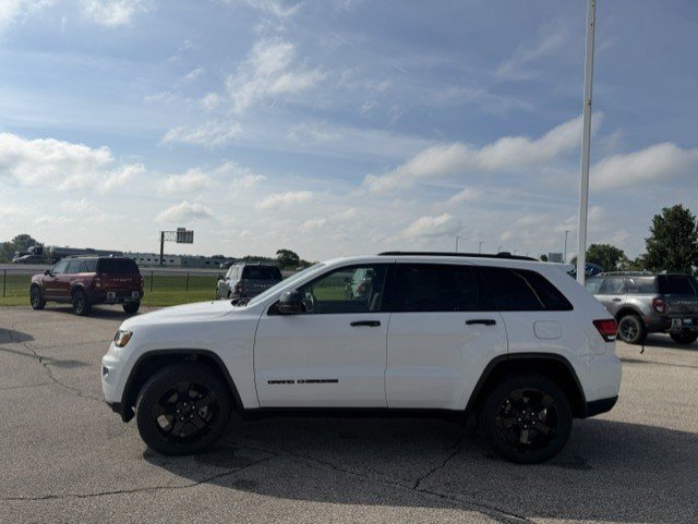 Used 2019 Jeep Grand Cherokee Laredo AWD/4WD image 6