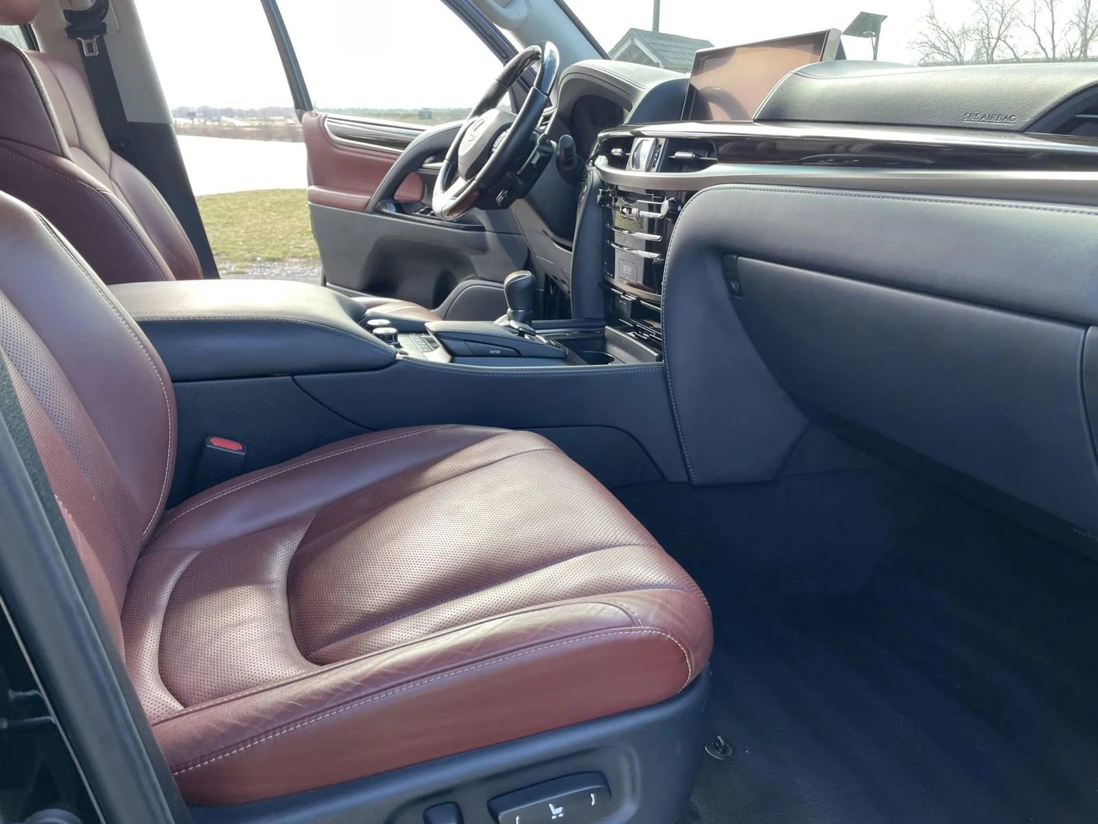 Used 2021 Lexus LX 570 4WD w/ Luxury Package image 21