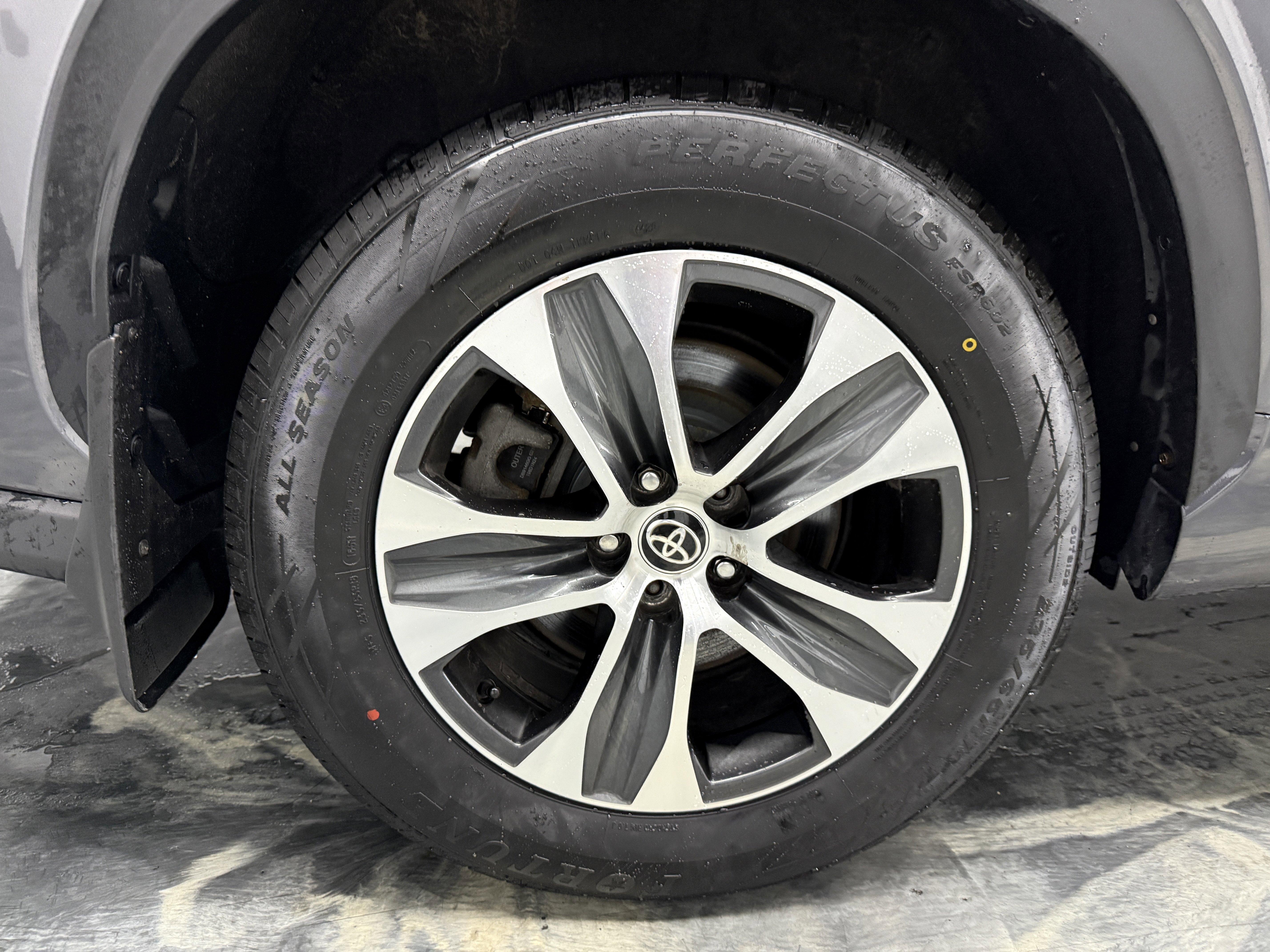 Used 2022 Toyota Highlander XLE AWD/4WD image 30