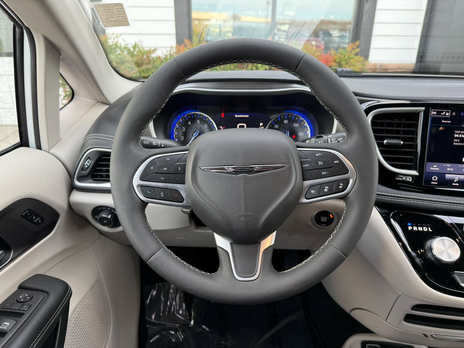 Used 2024 Chrysler Pacifica Touring-L image 14