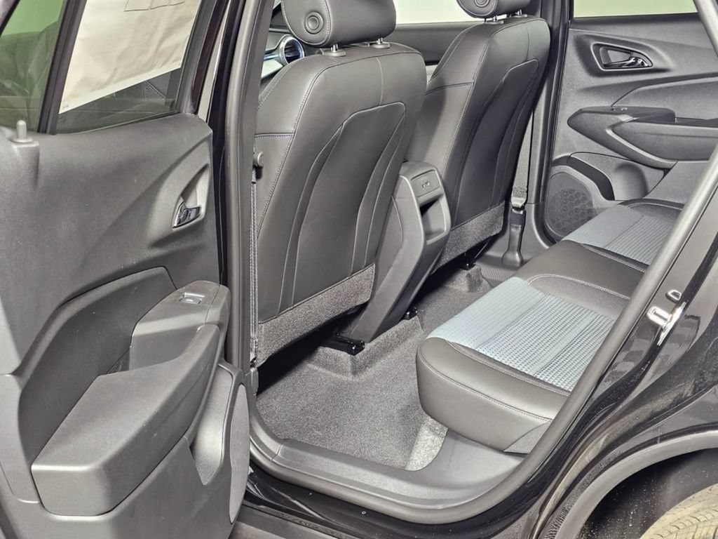 New 2026 Chevrolet Trax LT w/ LT Convenience Package FWD image 18