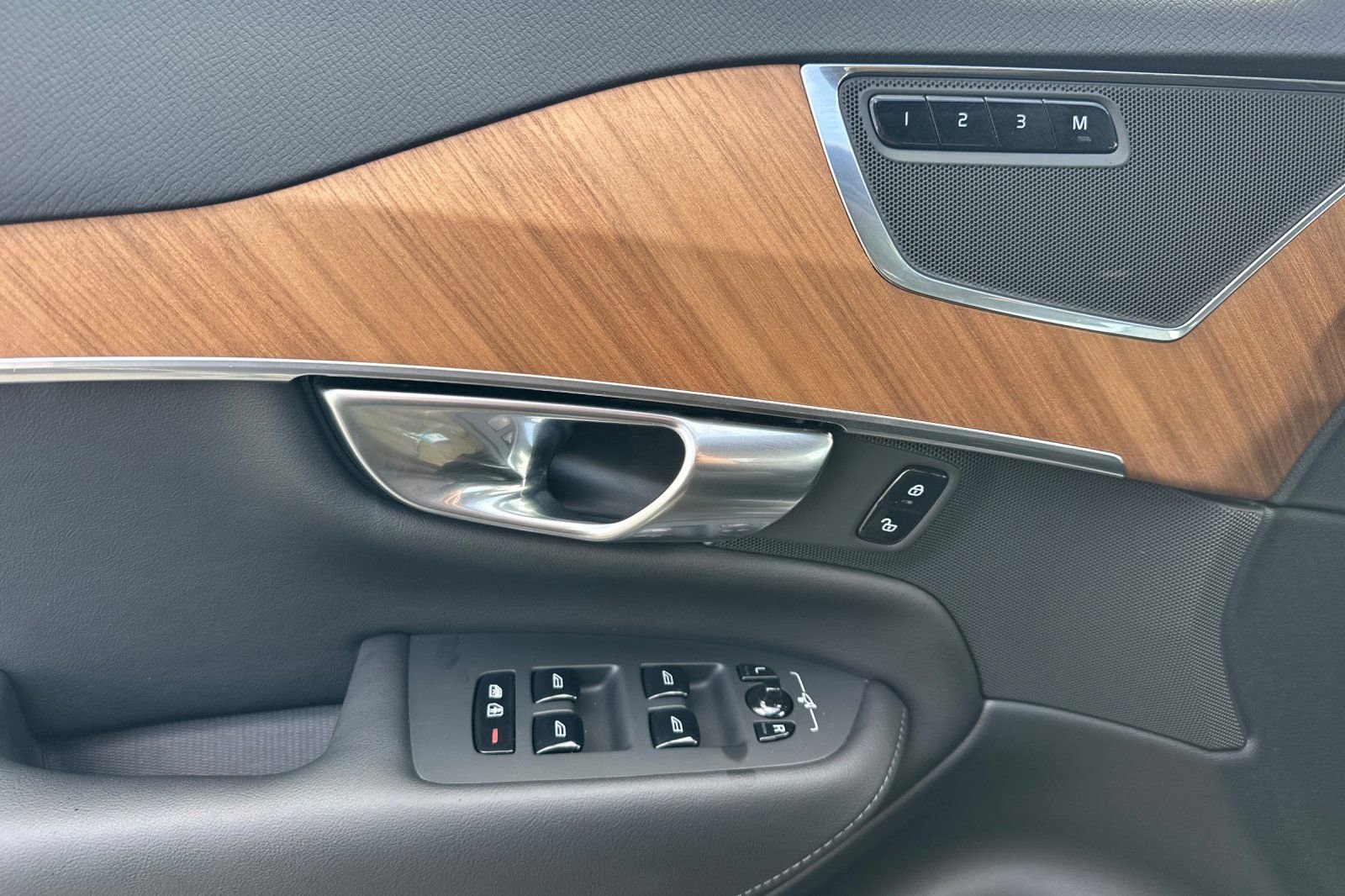 Certified 2025 Volvo XC90 B6 Plus image 15