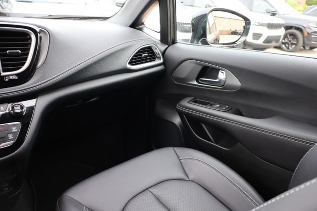 Used 2026 Chrysler Pacifica Select AWD/4WD image 50