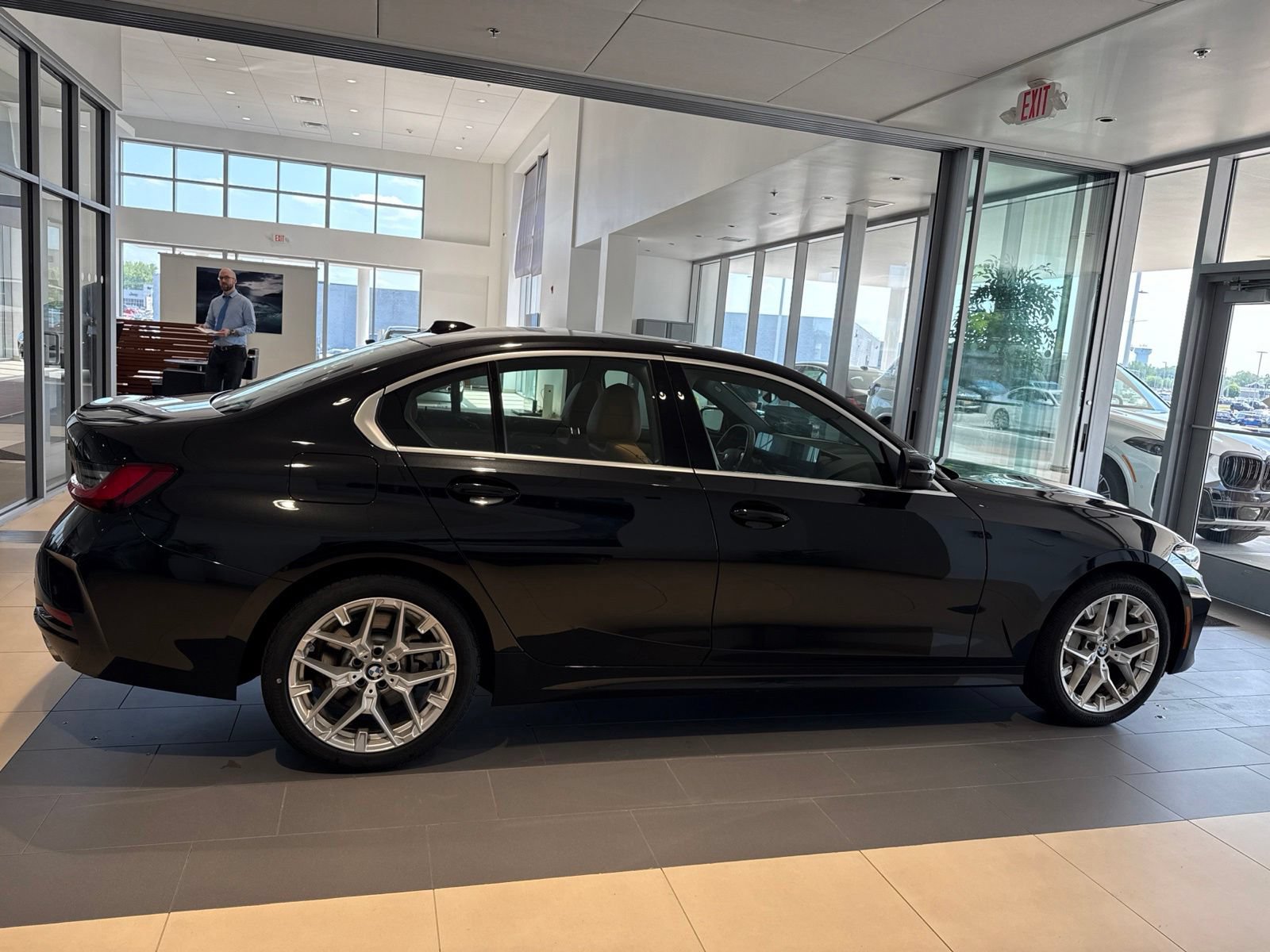 Used 2025 BMW 330i xDrive Sedan w/ Convenience Package AWD/4WD image 4