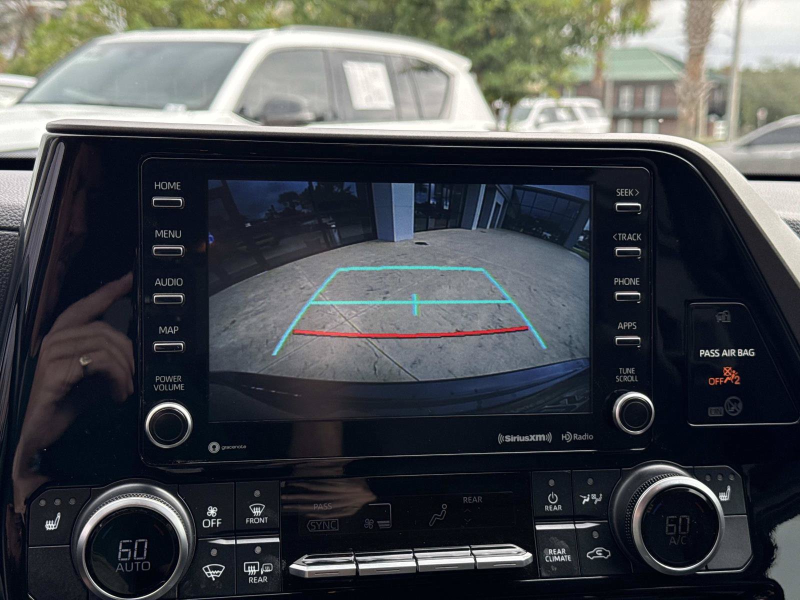Used 2021 Toyota Highlander XLE AWD/4WD image 24