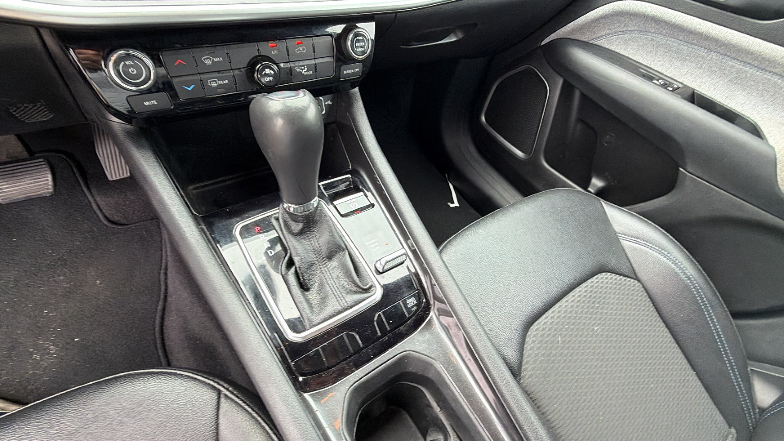 Used 2024 Jeep Compass Latitude AWD/4WD image 27