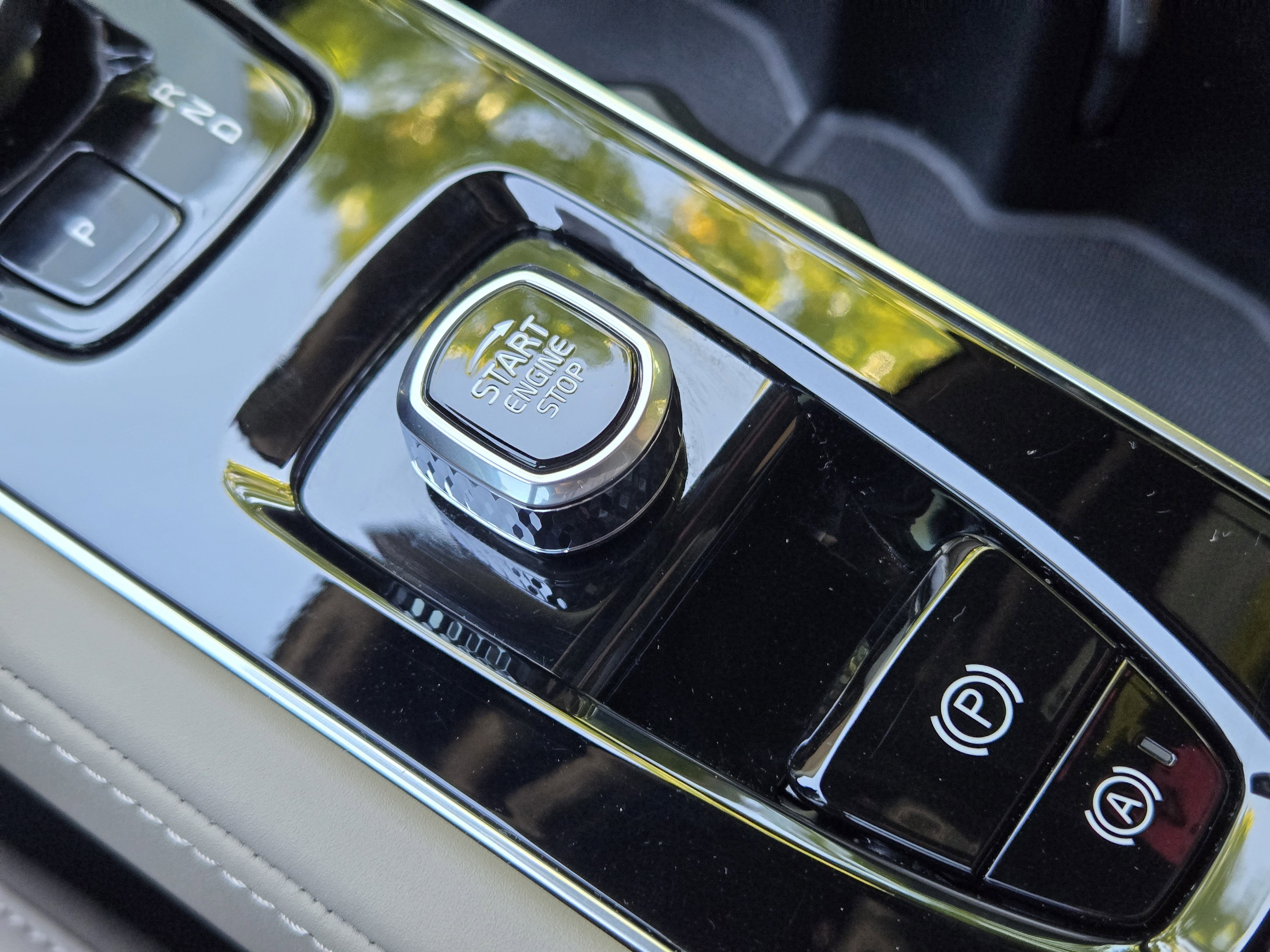 Certified 2025 Volvo XC90 T8 Plus w/ Protection Package Premier image 29