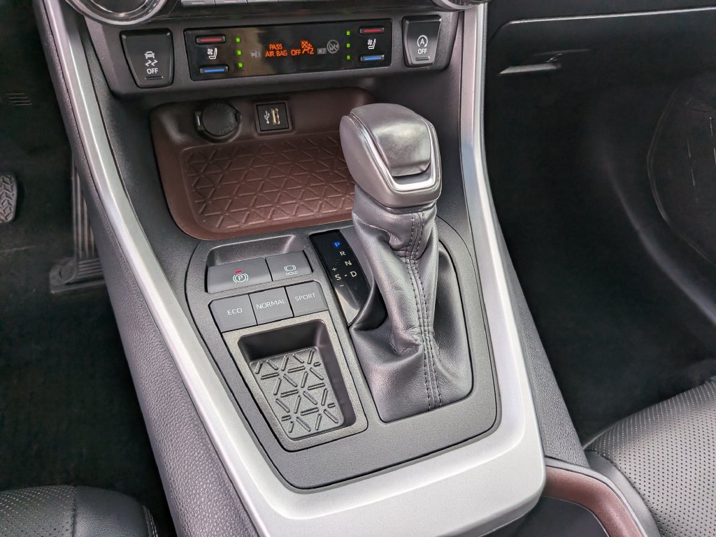 Used 2025 Toyota RAV4 Limited FWD image 29