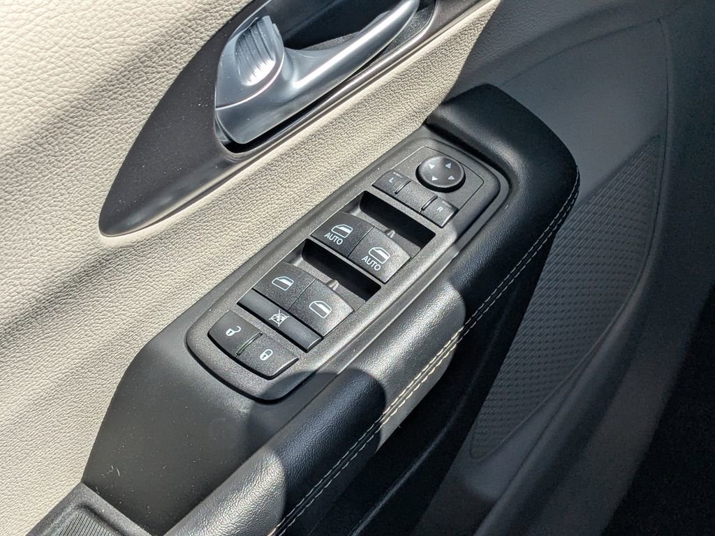 Used 2024 Chrysler Pacifica Touring-L image 21