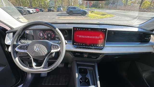 Used 2025 Volkswagen Tiguan SE AWD/4WD image 9