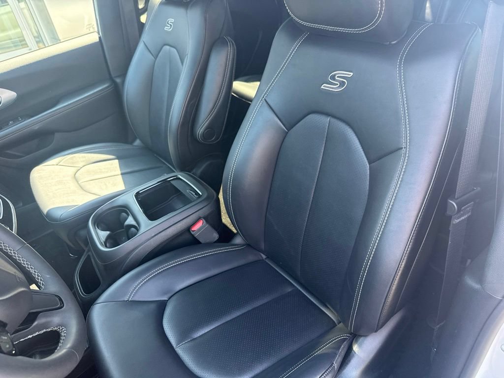 Used 2024 Chrysler Pacifica Limited FWD image 16