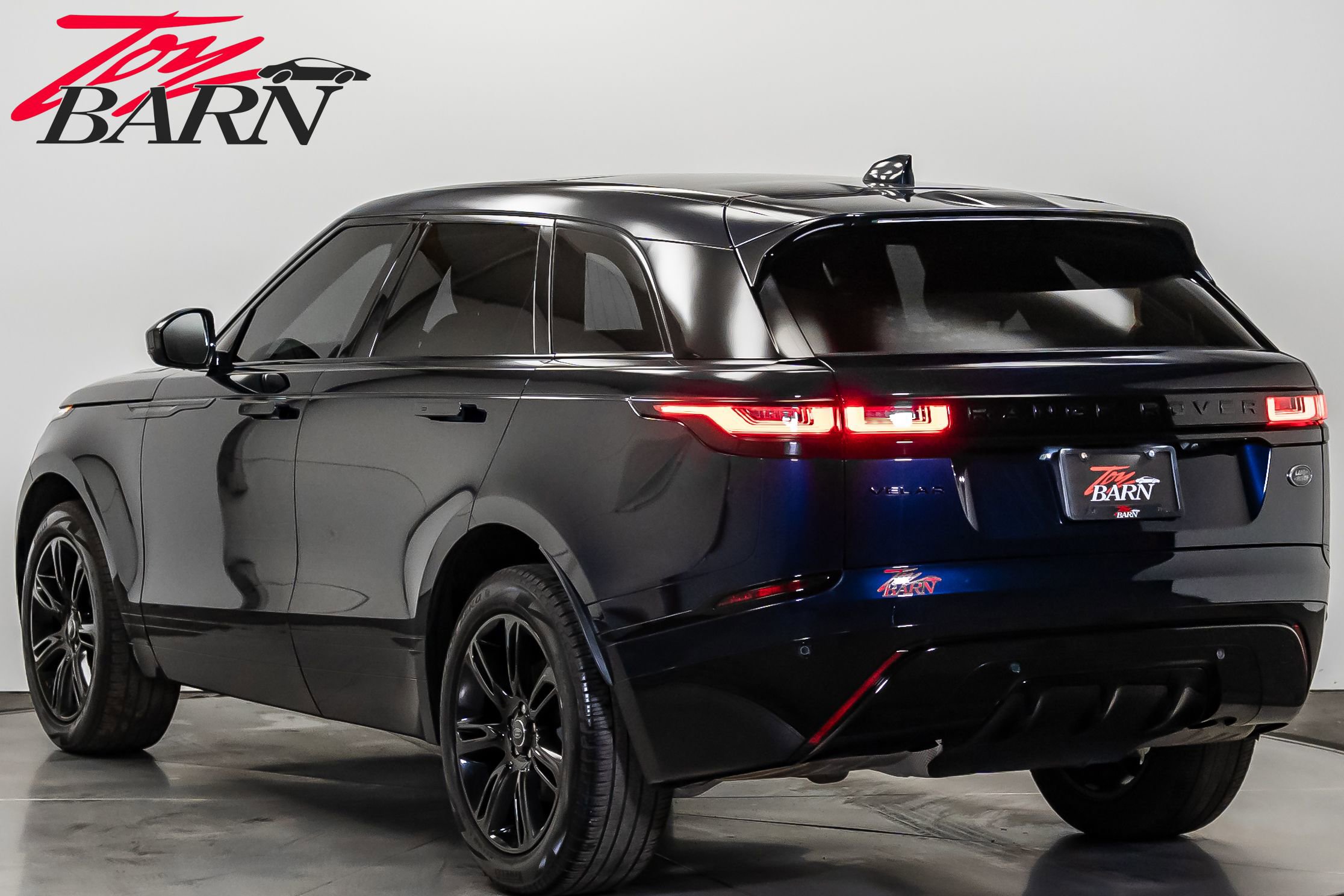 Used 2023 Land Rover Range Rover Velar R-Dynamic S image 3